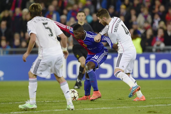 Stossstürmer Breel Embolo musste gegen die stämmigen Innenverteidiger (im Bild gegen Sergio Ramos) hartes Brot essen.