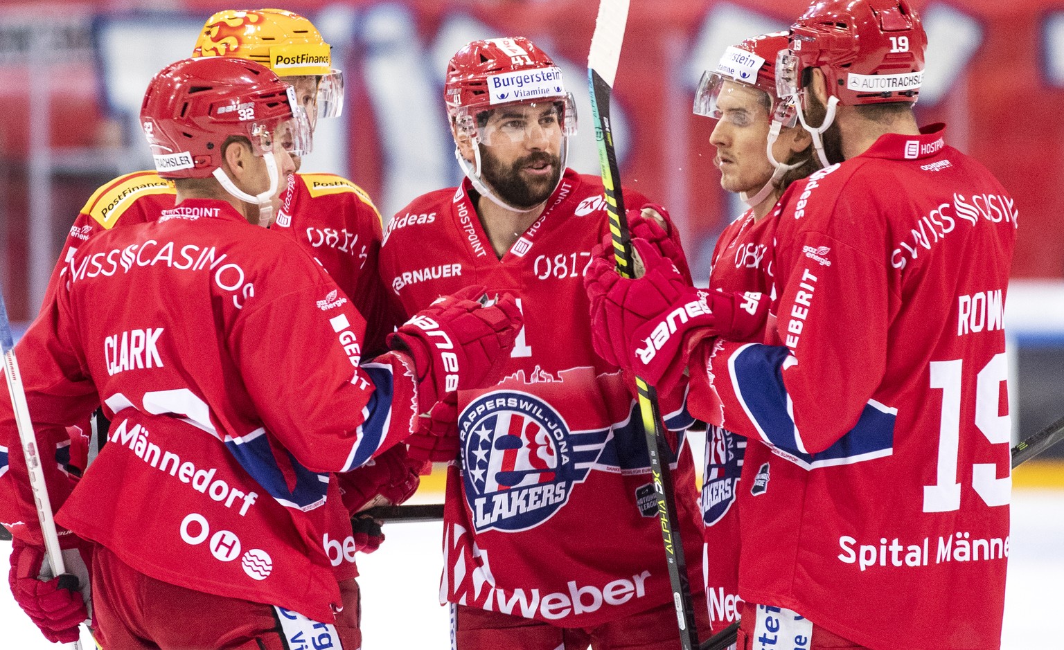 Jubel bei Rapperswils Kevin Clark, Rapperswils Roman Cervenka, Rapperswils Leandro Profico, Rapperswils Steve Moses und Rapperswils Andrew Rowe, von links, im Eishockey Spiel der National League zwisc ...