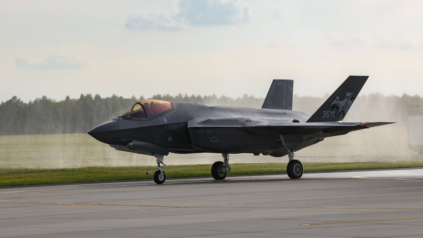epa12984724 A military aircraft takes part in a welcome ceremony for the first Polish F-35 aircraft at the 32nd Tactical Air Base in Lask, central Poland, 22 May 2026. The first three F-35 aircraft ha ...
