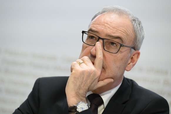 Bundesrat Guy Parmelin waerhrend einer Medienkonferenz des Bundesrates zu Europapolitik, am Freitag, 25. Februar 2022 in Bern. (KEYSTONE/Anthony Anex)