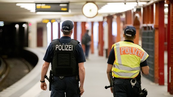 ARCHIV - 09.04.2020, Berlin: Zwei Polizeibeamte der Brennpunkt- und Pr