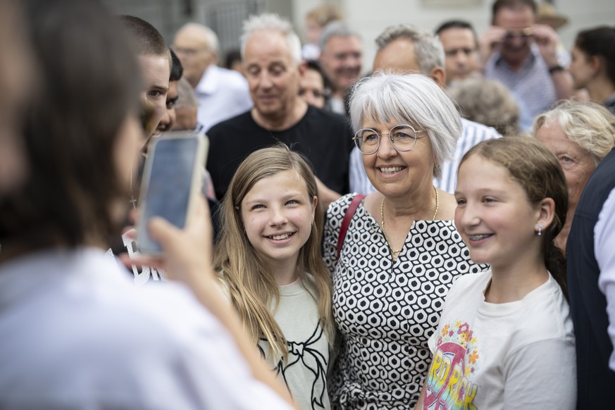 Bundesrat Elisabeth Baume-Schneider posiert fuer ein Foto bei einem Apero mit der Bevoelkerung im Rahmen der Bundesratsreise, am Freitag, 27. Juni 2025, in St. Gallen. (KEYSTONE/Gian Ehrenzeller)