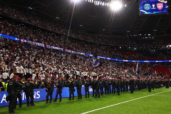 epa13005755 Hungarian riot police line up in front of supporters of PSG as they celebrate winning the UEFA Champions League final between Paris Saint-Germain and Arsenal in Budapest, Hungary, 30 May 2 ...
