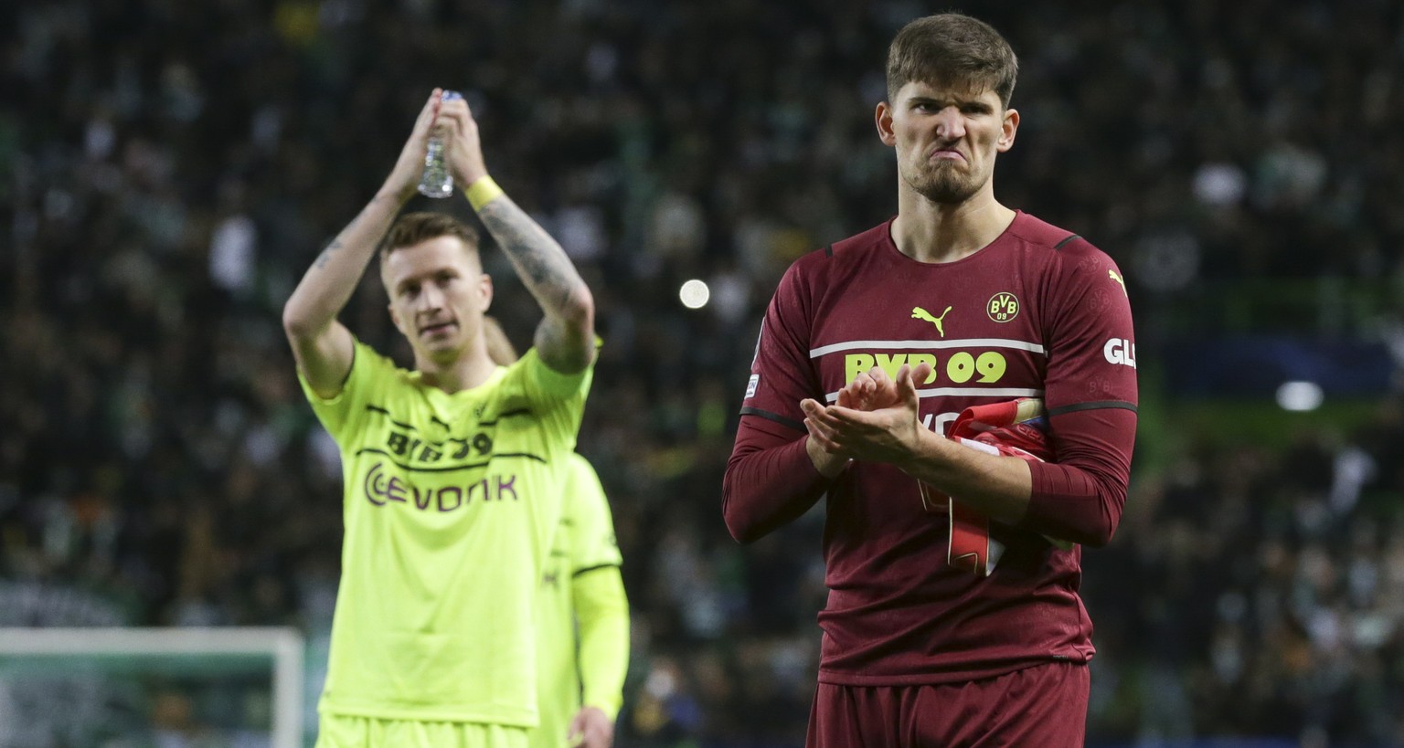 epa09601845 Borussia Dortmund goalkeeper Gregor Kobel disappointed after the defeat by 1-3 against Sporting at the end of UEFA Champions League Group C soccer match at Alvalade Stadium in Lisbon, Port ...