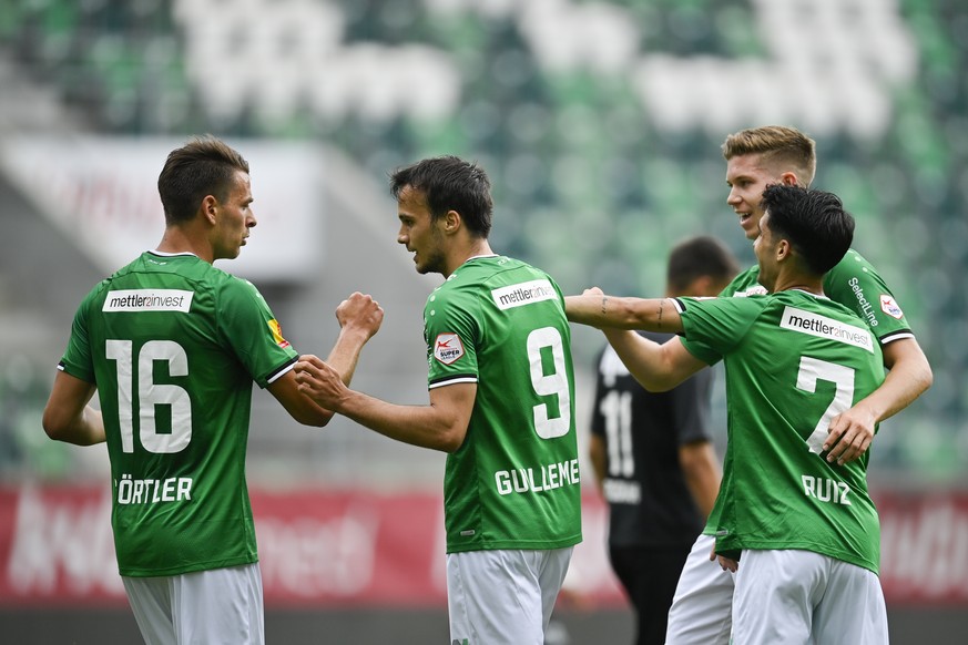 Die St. Galler Lukas Goertler, Jeremy Guillemenot, Victor Ruiz Abril und Cedric Itten, von links, bejubeln Guillemenots Tor zum 3-1, bei einem Testspiel zwischen dem FC St. Gallen und dem FC Aarau, am ...