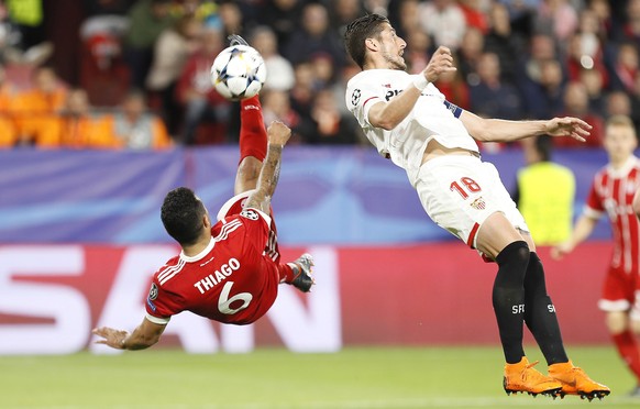 epaselect epa06644136 Bayern Munich&#039;s Thiago Alcantara (L) and Sevilla&#039;s Sergio Escudero (R) in action during the UEFA Champions League quarter final first leg soccer match between Sevilla F ...