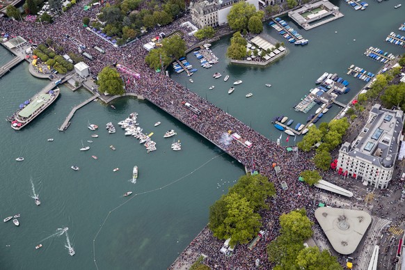 Aerial view of the annual technoparade &quot;Street Parade&quot; in the city center of Zurich, on Saturday, August 12, 2017, in Zurich, Switzerland. (KEYSTONE/Christian Merz)