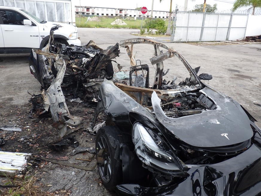 Dieses vom National Transportation Safety Board (NHTSA) zur Verfügung gestellte Bild zeigt die Schäden an einem Tesla Model 3 Long Range Dual Motor aus dem Jahr 2021, nach einem Unfall im September 2021 in Coral Gables, Florida.