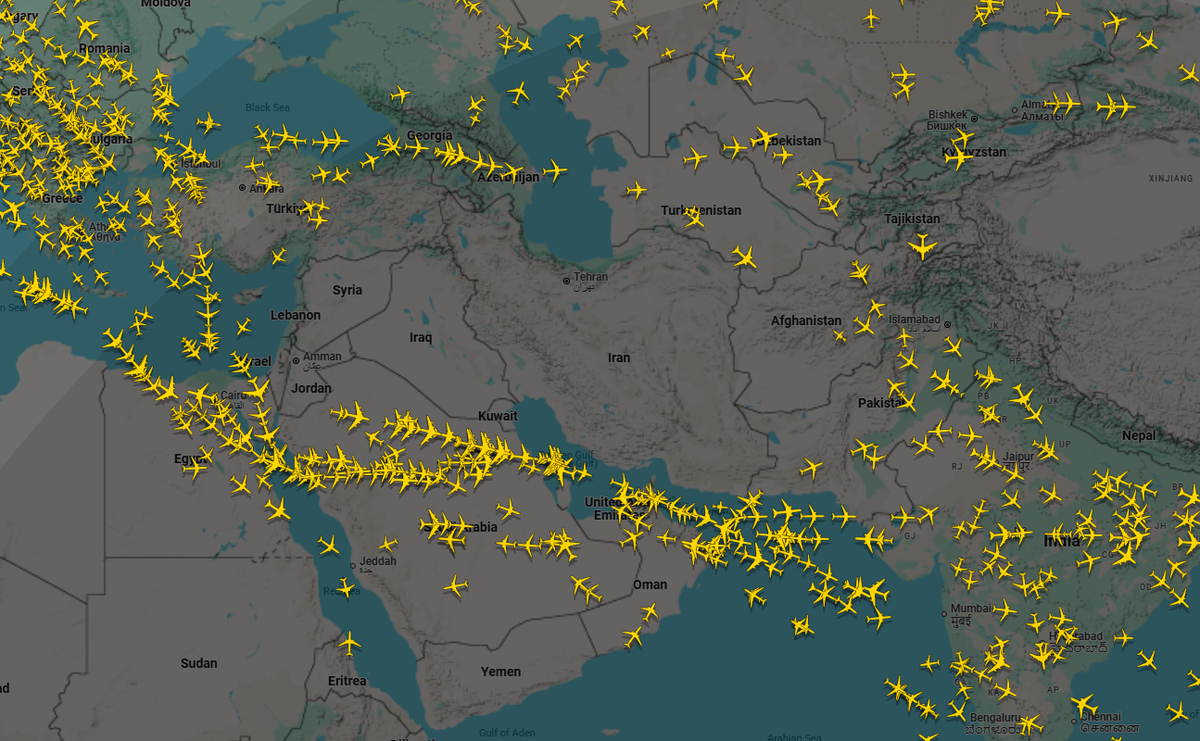 On peut voir la façon dont les avions évitent de survoler plusieurs états du Moyen-Orient.