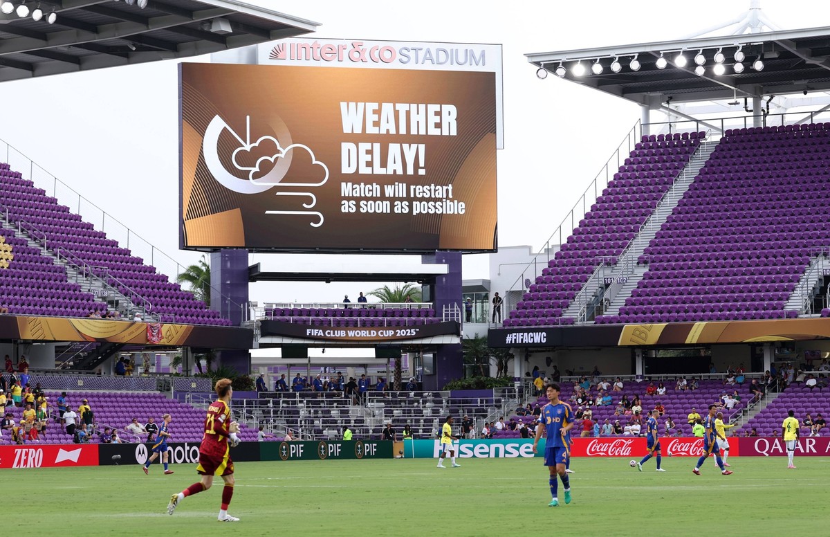 Orlando, USA, 17th June 2025. The match is stopped before kick-off for a weather delay during the Ulsan HD vs Mamelodi Sundowns FC FIFA Club World Cup match at Inter&amp;Co Stadium, Orlando. Picture c ...