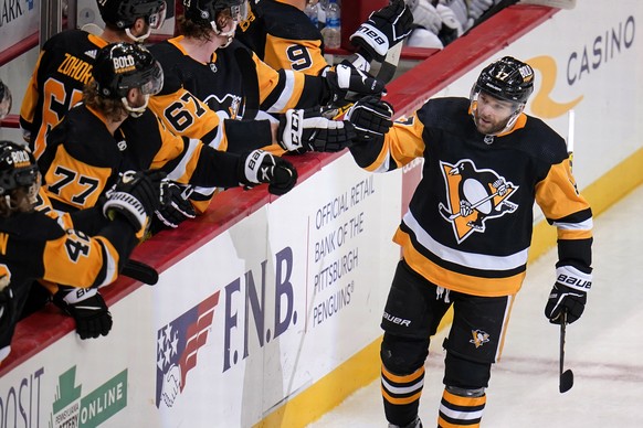 Pittsburgh Penguins&#039; Bryan Rust (17) returns to the bench after scoring his second goal of the game during the third period of an NHL hockey game against the Los Angeles Kings in Pittsburgh, Sund ...