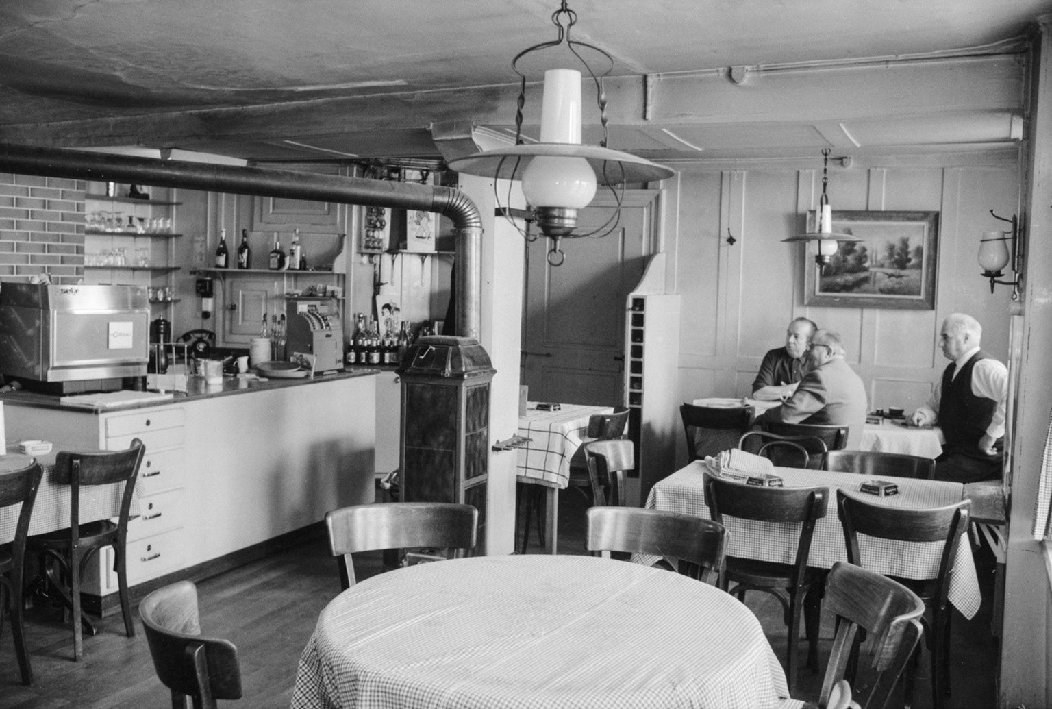 Das Restaurant Jakobsbrunnen an der Spiegelgasse in Zuerich, aufgenommen am 31. Maerz 1971. Im Jahr 1916 wohnte Lenin ueber ein Jahr in diesem Gebaeude. (KEYSTONE/PHOTOPRESS-ARCHIV/Str)