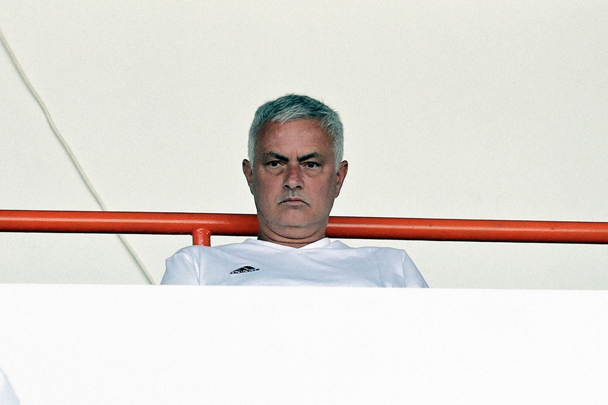 epa10770239 Roma's haed coach, Jose Mourinho, during the friendly soccer match between Sporting de Braga and AS Roma held at Albufeira Municipal Stadium, Albufeira, Portugal, 26 July 2023. EPA/RI ...