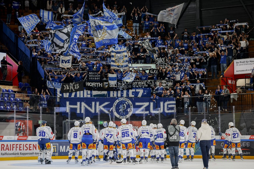 Die Spieler von Zug bejubeln den Sieg vor den Fans waehrend dem Meisterschaftsspiel der National League zwischen den SC Rapperswil Jona Lakers und dem EV Zug, am Dienstag, den 29. September 2026, im L ...