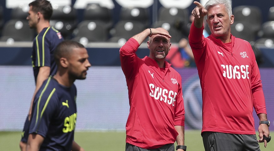 Switzerland coach Vladimir Petkovic, right, gestures during a training session at the D. Afonso Henriques stadium in Guimaraes, Portugal, Saturday, June 8, 2019. Switzerland will play England in the U ...