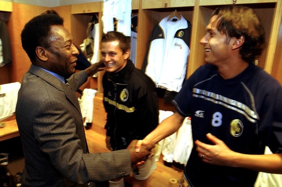 Brazilian soccer legend Pele, Edson Arantes do Nascimento, left, speaks with Swiss Alain Rochat, center, and Guerkan Sermeter, right, players of Young Boys, before the game Servette FC vs BSC Young Bo ...