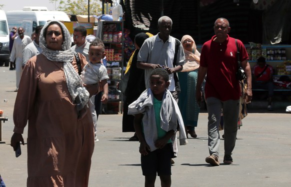 epa10601898 People fleeing Sudan arrive at Wadi Karkar bus station in Aswan, Southern Egypt, May 01, 2023. According to UNHCR, thousands of people have fled Sudan since mid-April after heavily armed…
