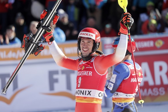 epa10446731 Ramon Zenhaeusern of Switzerland celebrates winning the Men's Slalom race of the FIS Alpine Skiing World Cup in Chamonix, France, 04 February 2023. EPA/Guillaume Horcajuelo