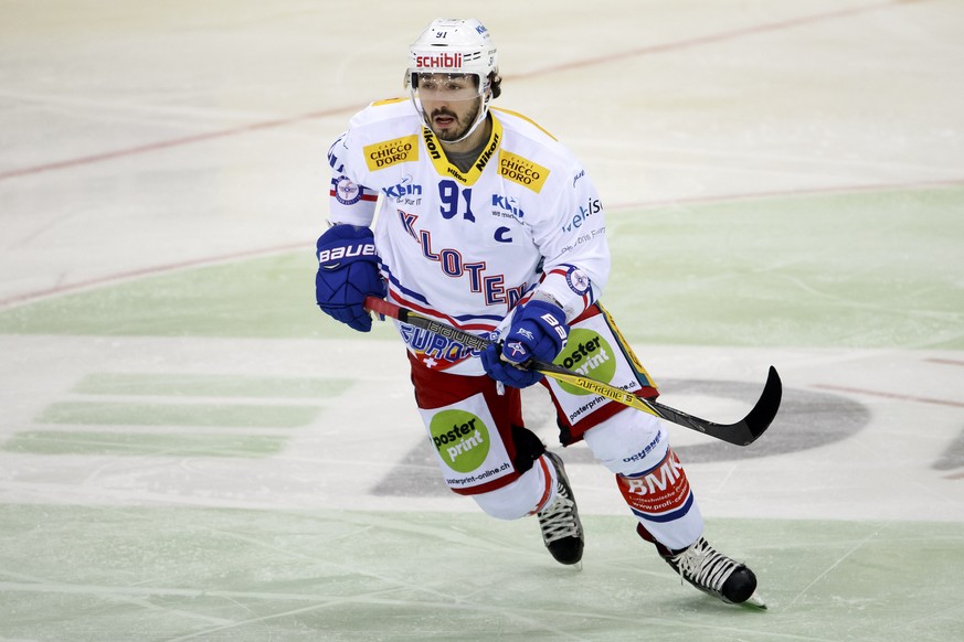 ARCHIVBILD ZUM ABGANG VON DENIS HOLLENSTEIN VOM EHC KLOTEN AUF ENDE SAISON, AM MONTAG, 27. NOVEMBER 2017 - Kloten&#039;s forward Denis Hollenstein skates, during a National League regular season game  ...