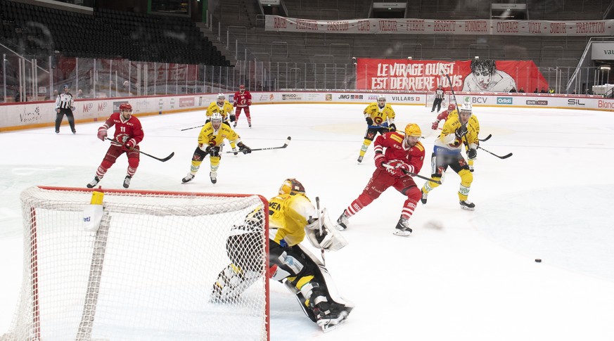 ARCHIVBILD ZUM ABBRUCH DER SAISON DER NATIONAL LEAGUE, AM DONNERSTAG, 12. MAERZ 2020 - Le top scorer lausannois Dustin Jeffrey, centre droite, lutte pour le puck avec le gardien bernois Tomi Karhunen, ...