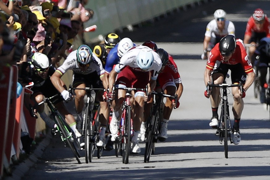 epa06260366 YEARENDER 2017 JULY
Bora Hansgrohe team rider Peter Sagan (2-L) of Slovakia pushes Team Dimension Data rider Mark Cavendish (L) of Britain during the final sprint of the 4th stage of the  ...