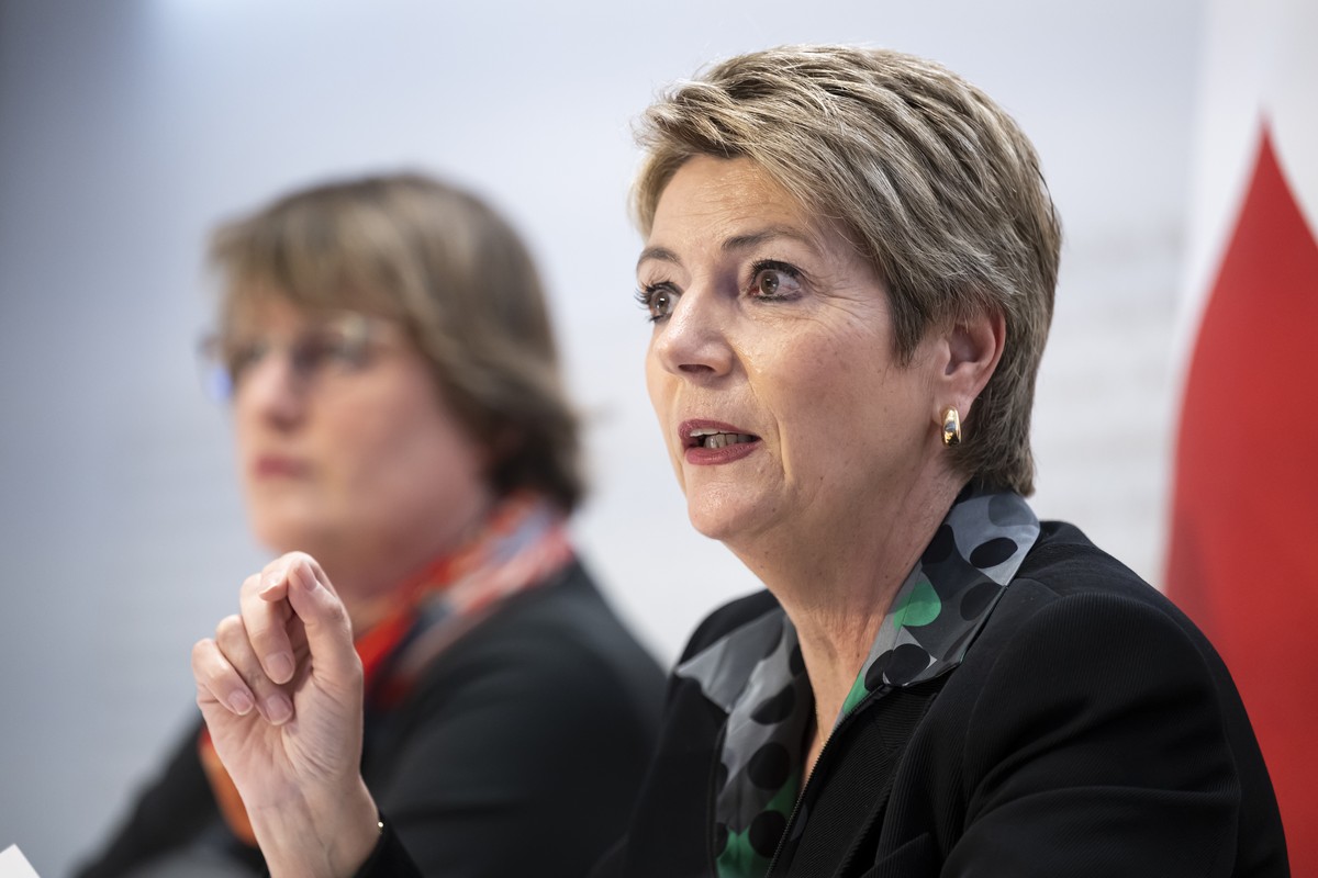 Bundesraetin Karin Keller-Sutter, rechts, spricht neben Sabine D?Amelio-Favez, Direktorin Eidgenoessische Finanzverwaltung (EFV), links, an einer Medienkonferenz zur Finanzpolitische Standortbestimmun ...