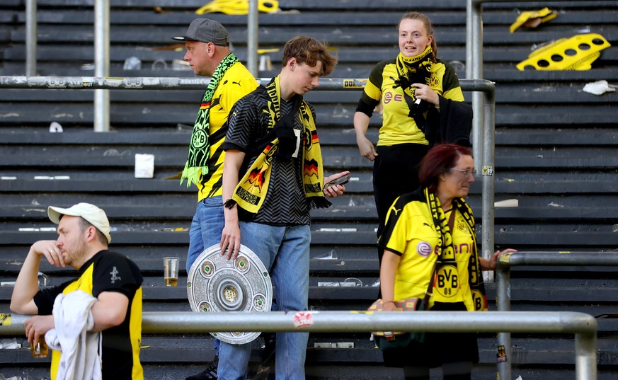 epa10658109 Dejected fans of Borussia Dortmund after the German Bundesliga match between Borussia Dortmund and Mainz 05 in Dortmund, Germany, 27 May 2023. The match ended 2-2 and both Bayern Munich an ...
