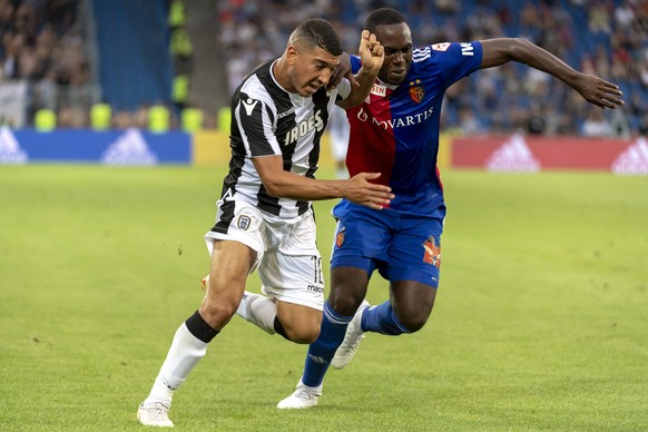 PAOK&#039;s Dimitris Limnios, left, fights for the ball against Basel&#039;s Eder Balanta, right, during the UEFA Champions League second qualifying round second leg match between Switzerland&#039;s F ...