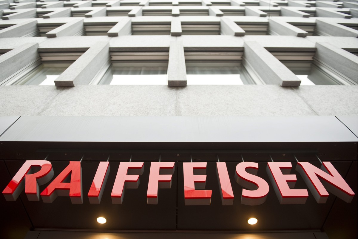 ARCHIV - ZUM REKORDGEWINN DER RAIFFEISEN-BANKGRUPPE STELLEN WIR IHNEN DIESES ARCHIVBILD ZUR VERFUEGUNG - Blick auf das Raiffeisen-Logo anlaesslich der Bilanzmedienkonferenz der Bank Raiffeisen am Frei ...