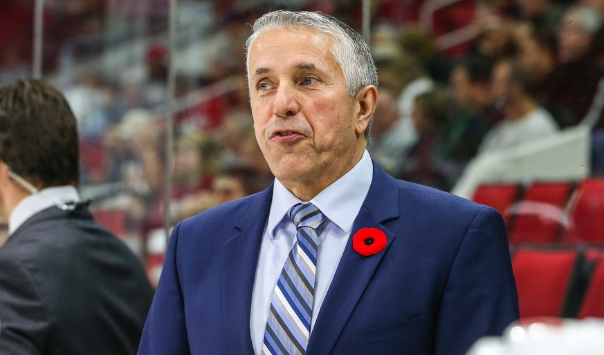 10.11.2014; Raleigh; Eishockey NHL - Carolina Hurricanes - Calgary Flames;
Trainer Bob Hartley (Calgary) (Andy Martin Jr./Zuma Sports Wire/freshfocus)