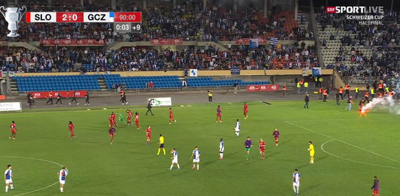 ... daraufhin flogen Pyros auf den Platz und die GC-Fans hatten sich nicht mehr im Griff.