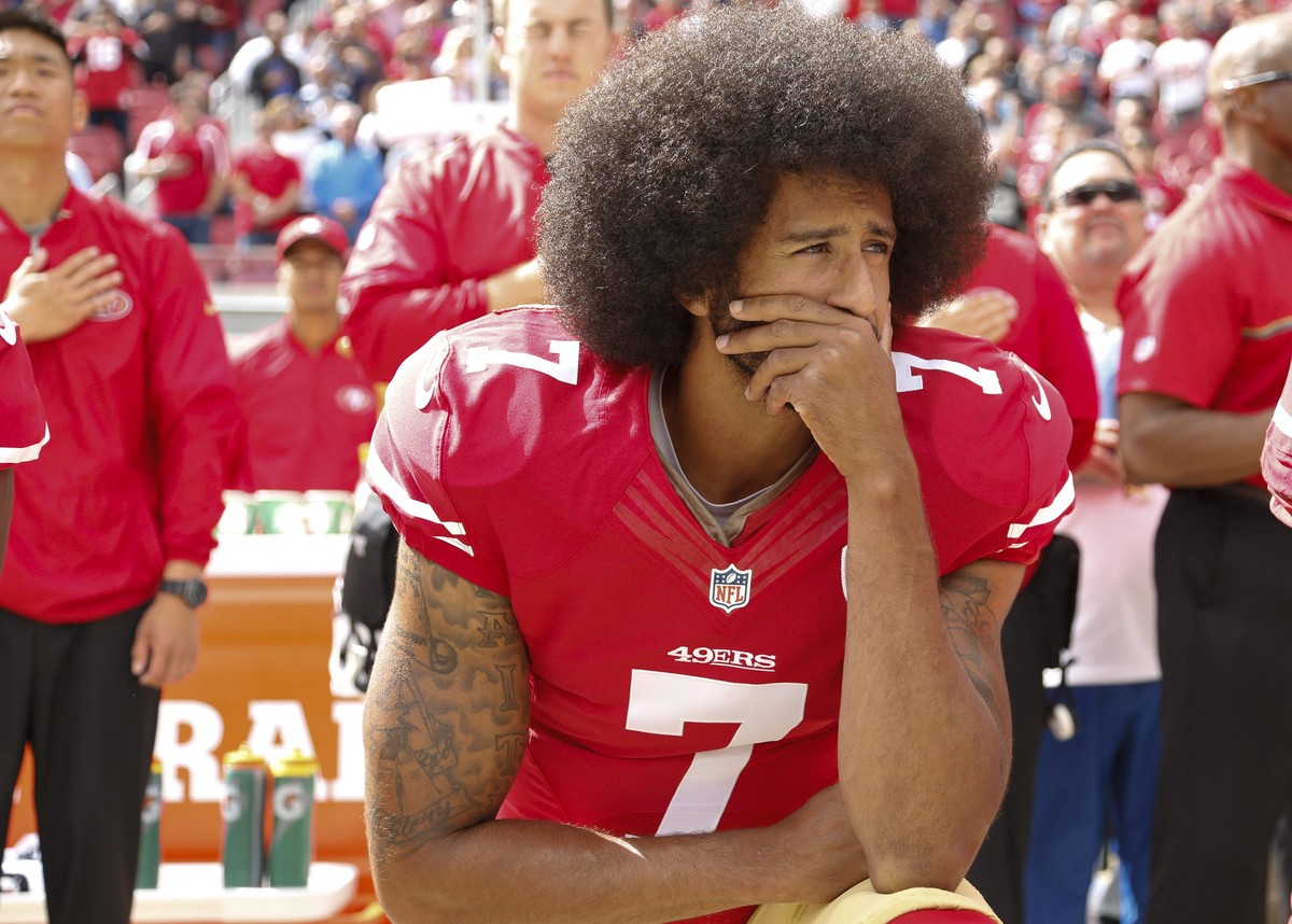 epa05567450 San Francisco 49ers back-up quarterback Colin Kaepernick takes a knee during the US national anthem before the NFL game between the Dallas Cowboys and the San Francisco 49ers at Levi' ...