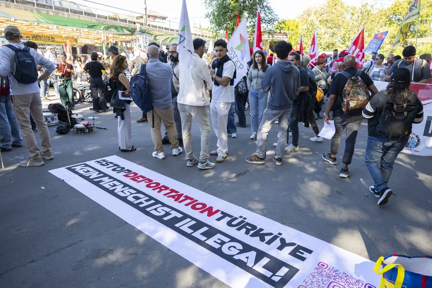 Personen verschiedener Organisationen an der Kundgebung zwischen uns keine Grenzen, am Samstag, 26. September 2026 in Bern. (KEYSTONE/Peter Schneider)