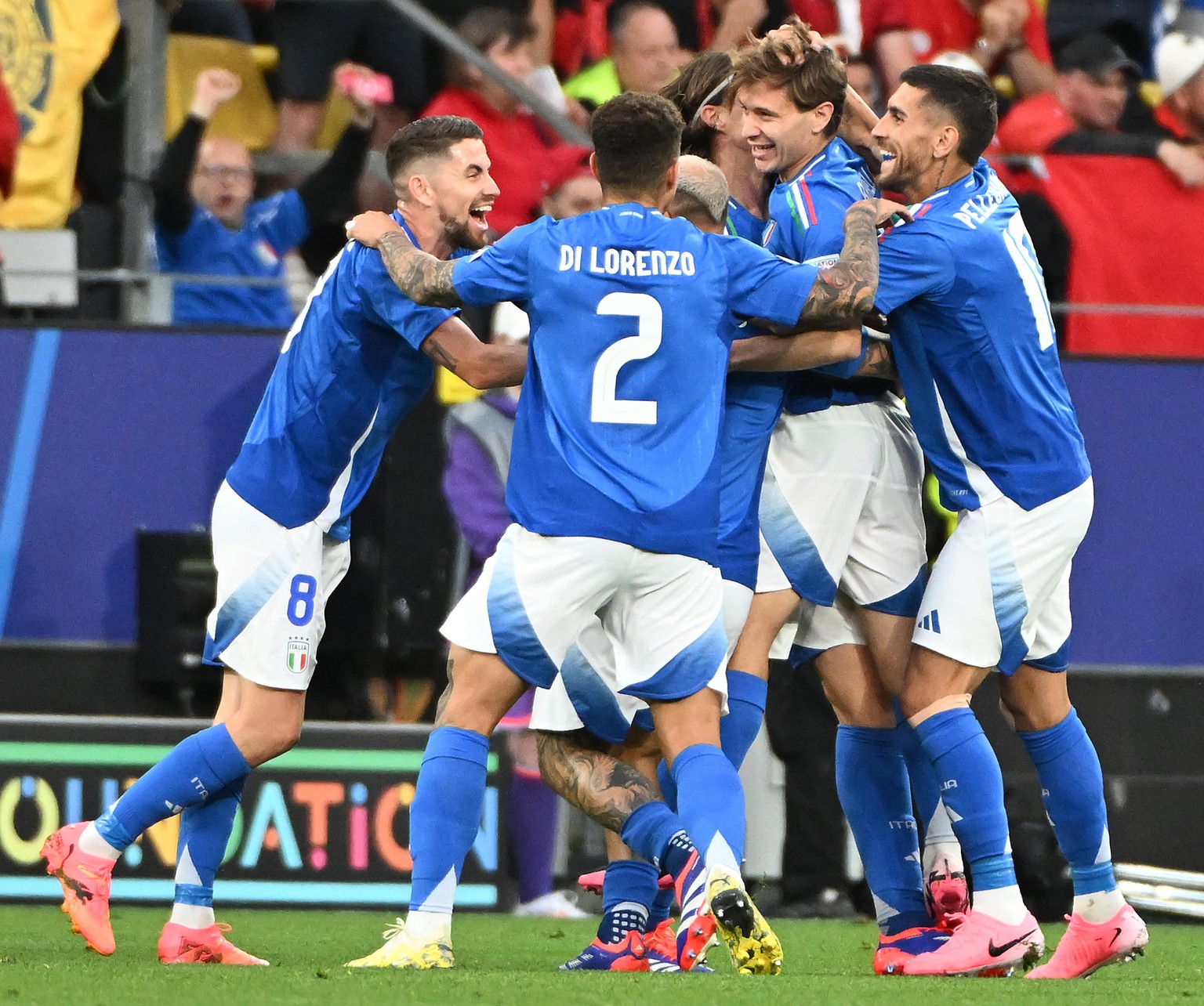 epa11413720 Italy���s midfielder Nicolo Barella (2-R) celebrates with temmates after scoring the 2-1 goal during the UEFA EURO 2024 group B match between Italy and Albania, in Dortmund, Germany, 15 Ju ...