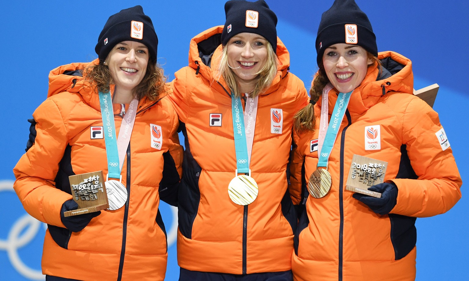 epa06514386 Gold medalist Carlijn Achtereekte (C) of the Netherlands is flanked by silver Ireen Wust (L) of the Netherlands and bronze winner Antoinette de Jong of the Netherlands during the medal cer ...