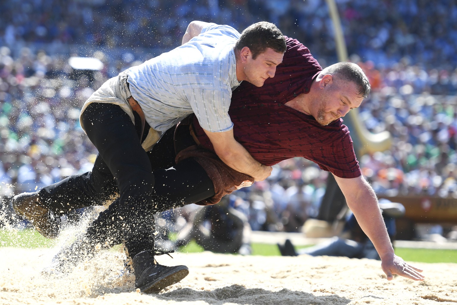 Armon Orlik, links, schwingt gegen Christian Stucki, rechts, im 6. Gang am Eidgenoessischen Schwing- und Aelplerfest (ESAF) in Zug, am Sonntag, 25. August 2019. (KEYSTONE/Ennio Leanza)