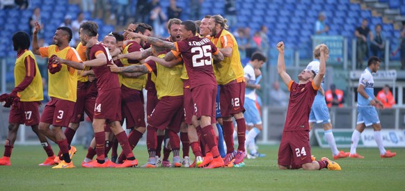 epa04767737 Roma&#039;s players celebrate victory at the end of the Italian Serie A soccer match SS Lazio vs AS Roma at Olimpico stadium in Rome, Italy, 25 May 2015. EPA/MAURIZIO BRAMBATTI