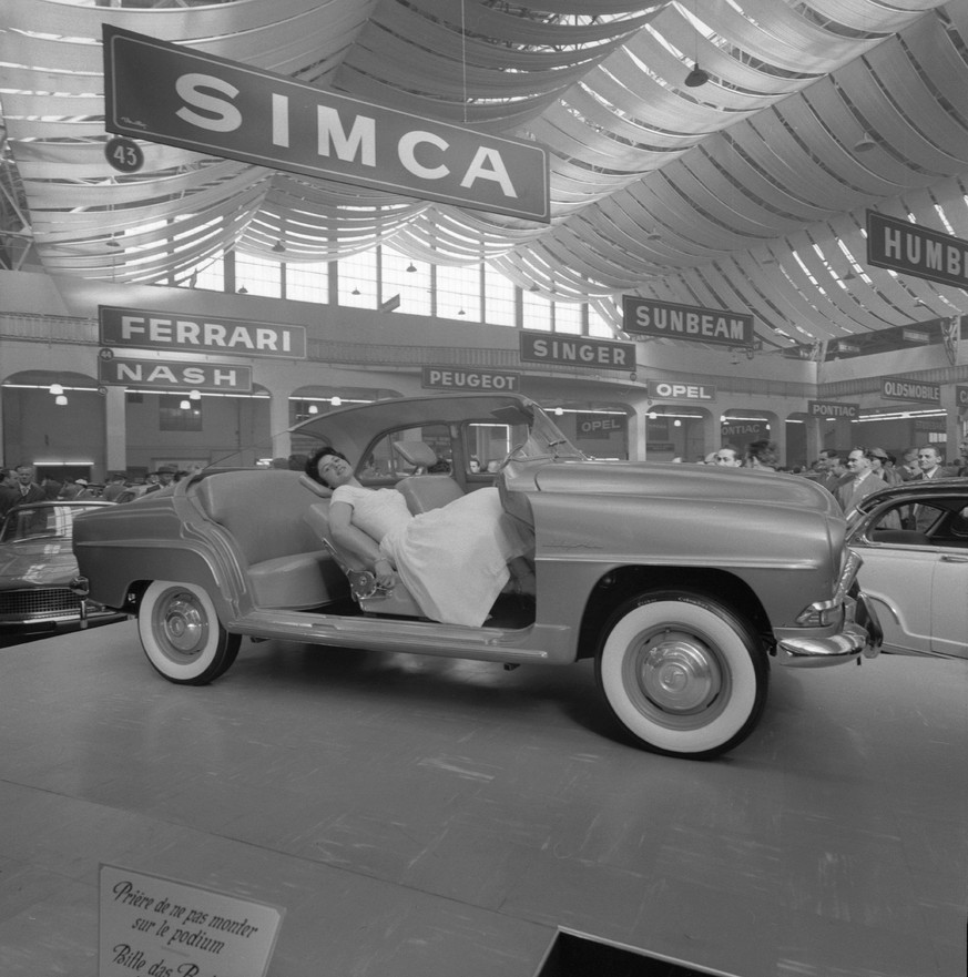 Photographer: Gerber, Hans Title: Geneva Motor Show Description: Car, Simca, visitor makes himself comfortable inside Date: 1957 Recorded in: Geneva Motor Show, 1957