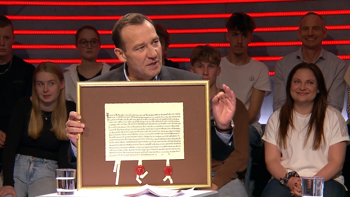 Geschichtsstunde mit Hobbyhistoriker Thomas Matter: Der SVP-Vizepräsident hat eine Kopie des Bundesbriefs in die «Arena» mitgebracht.