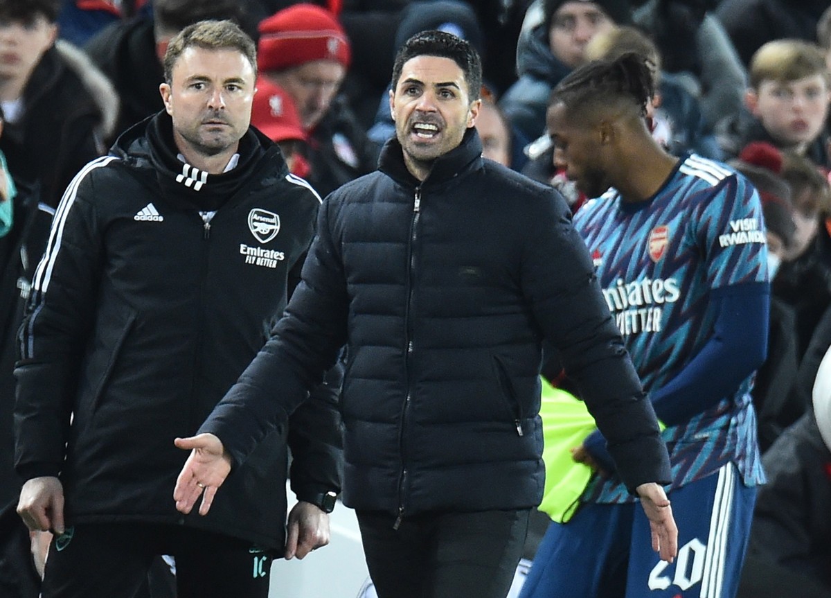 epa09683887 Liverpool manager Mikel Arteta gestures on the touchline during the English Carabao Cup semi final, first leg soccer match between Liverpool FC and Arsenal FC in Liverpool, Britain, 13 Jan ...