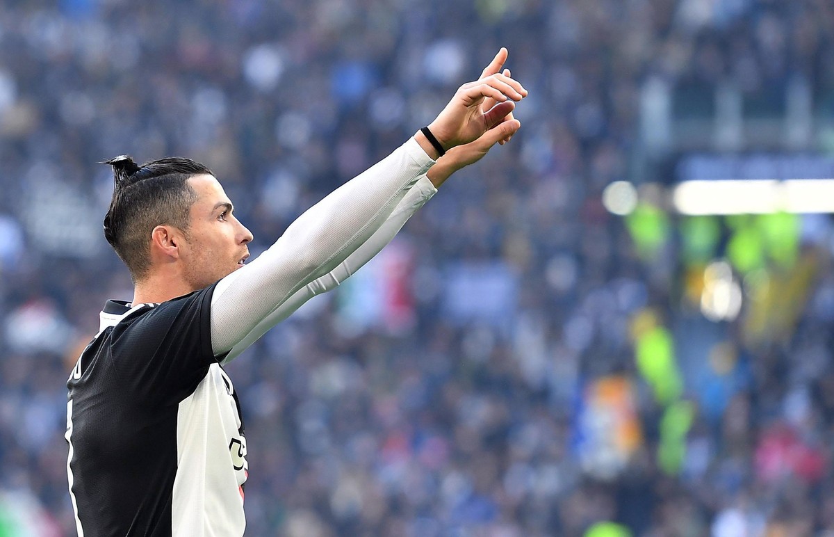 epa08187858 Juventus' Crisriano Ronaldo jubilates after scoring with his teammates after scoring with his second penalty during the Italian Serie A soccer match Juventus FC vs ACF Fiorentina at t ...