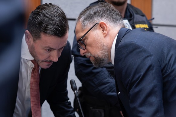 ABD0071_20251014 - INNSBRUCK - �STERREICH: (v.l.) Der Angeklagte Rene Benko mit seinem Anwalt Norbert Wess zu Beginn des Prozesses gegen den Signa-Gr�nder wegen des Vorwurfs der betr�gerischen Krida,  ...