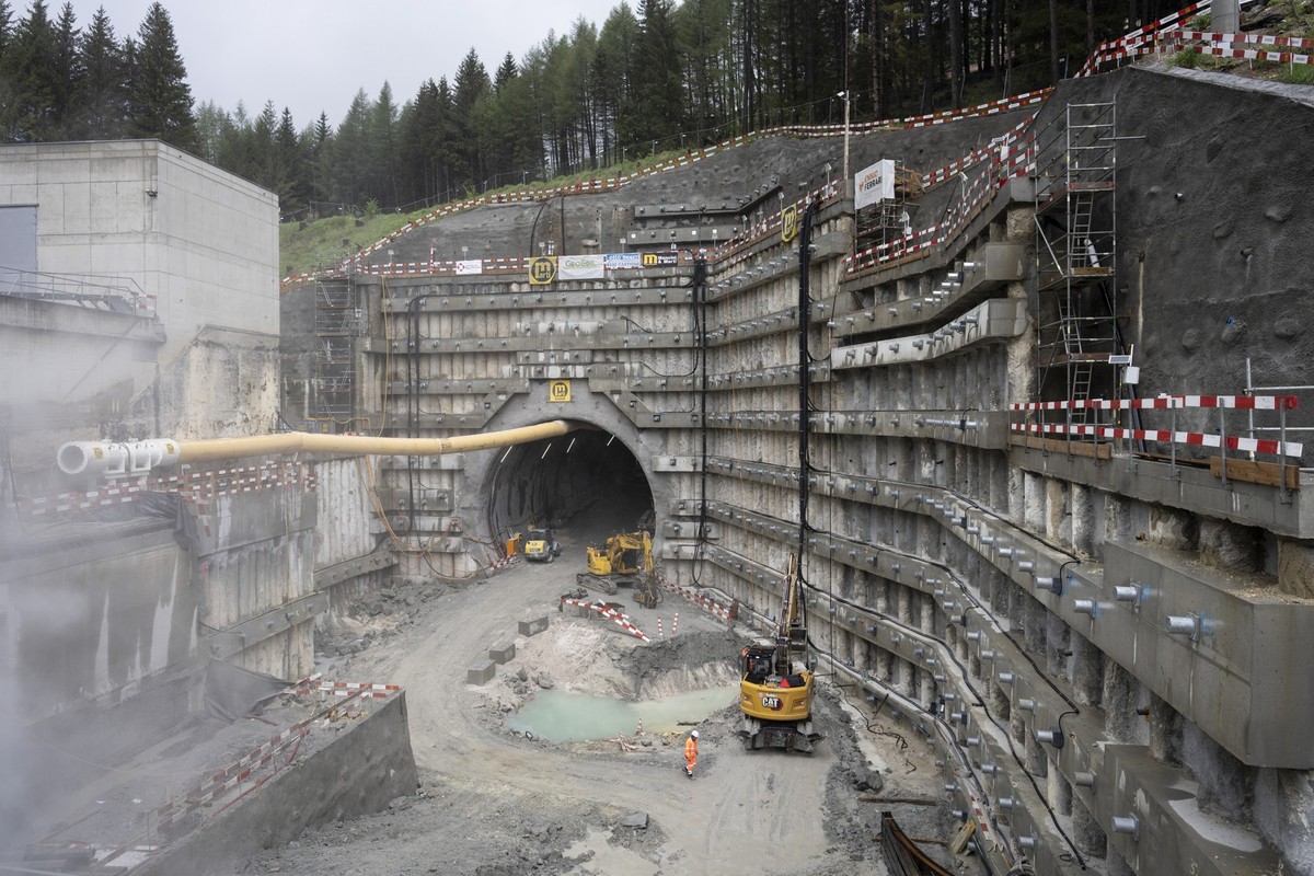 Arbeiten zur Sicherung des Gelaendes am Suedportal der zweiten Roehre des Gotthard-Strassentunnels und der Beginn des Tunnelvortriebs, fotografiert am Montag, 6. Mai 2024 in Airolo. (KEYSTONE/Gaetan b ...