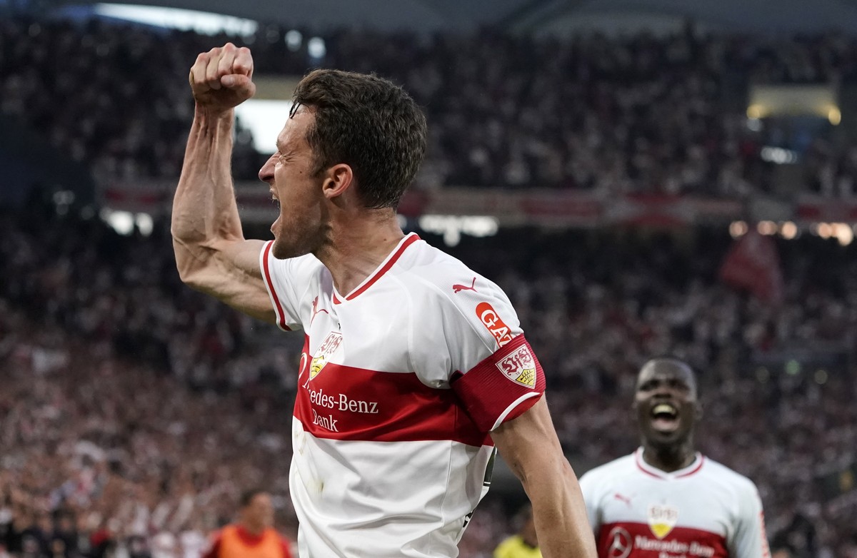 epa07595417 Stuttgart's Christian Gentner celebrates after scoring the 1-0 opening goal during the German Bundesliga relegation play-off first leg soccer match between VfB Stuttgart and FC Union  ...