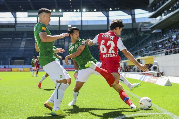 St. Gallens Ermedin Demirovic, Victor Ruiz Abril und Sions Quentin Maceiras, von links, im Fussball Super League Spiel zwischen dem FC St. Gallen und dem FC Sion, am Sonntag, 5. Juli 2020, im Kybunpar ...