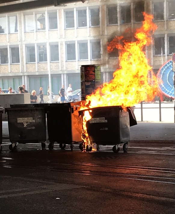 tel: 079 708 33 21
Demo langsam ausser kontrolle, vandalismus am werk und polizei fängt an mit tränengas und wasserwerfern zu agieren

Zürich