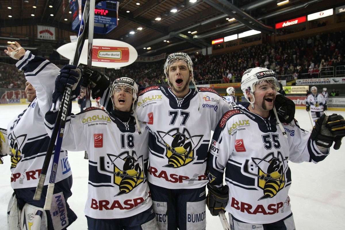 Les joueurs du HC La Chaux-de-Fonds laissent eclater leur joie avec de gauche a droite Sebastien Kohler, Evgeni Chiriaev, Antoine Luissier et Charles Simard a la fin du 7eme et dernier match des demi  ...
