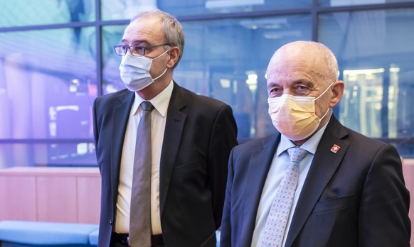 Bundesrat Alain Berset, Bundesratspraesident Guy Parmelin, und Bundesrat Ueli Maurer, von links, treffen sich vor der Medienkonferenz im Anschluss an die Bundesratssitzung, um die neusten Massnahmen z ...