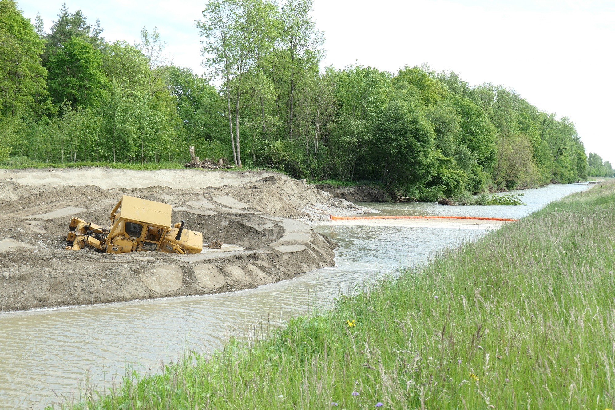Un bulldozer fait trempette dans la Broye.