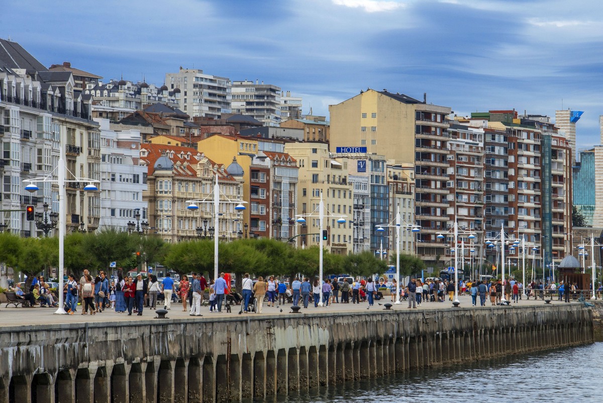 Panoramic seafront view of promenade on the sea front, Santander, Cantabria, Northern Spain. Spain Copyright: xSergixReboredox SRE-DV1248